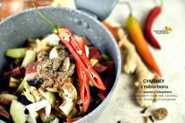 CHUTNEY Z RABARBARU czyli pasta z rabarbaru z chilli, rodzynkami, cebulką, czosnkiem i przyprawami korzennymi