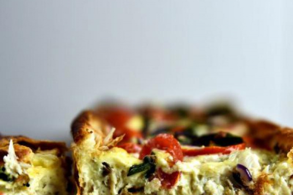 TARTA Z WĘDZONĄ RYBĄ (TREWALEM) z pomidorkami i bazylią