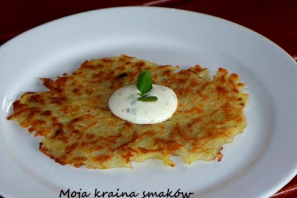 Placki ziemniaczane z sosem czosnkowym