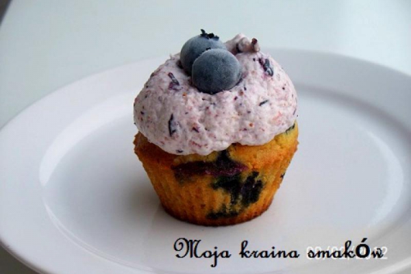 Muffiny podwójnie borówkowe z kremem śmietankowo-borówkowym