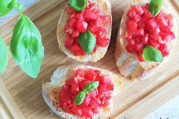 Bruschetta z pomidorami i bazylią