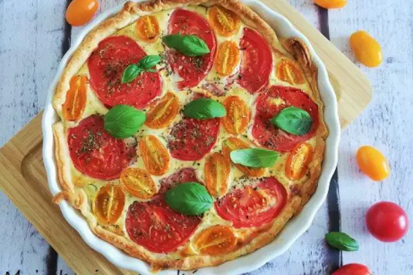 Tarta z pomidorami na cieście francuskim