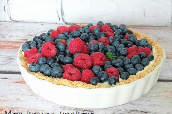 Tarta z mascarpone i owocami na ciasteczkowym spodzie