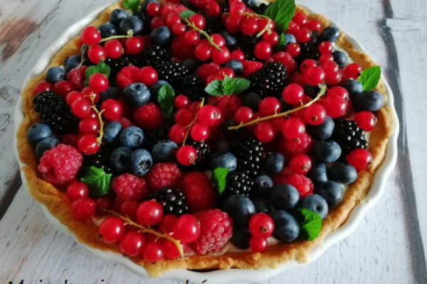 Tarta z kremem z białej czekolady z owocami