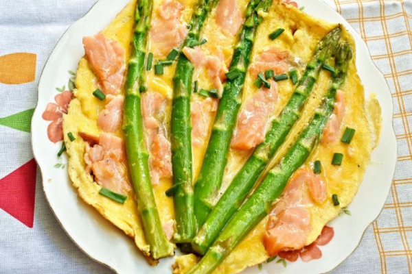 Omlet ze szparagami i wędzonym łososiem