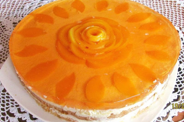 Tort serowy z brzoskwiniami