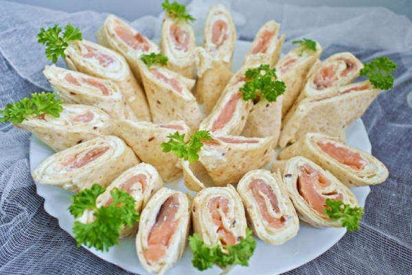 Tortilla z serkiem i łososiem.