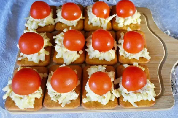 Krakersy z pastą serową i pomidorkami