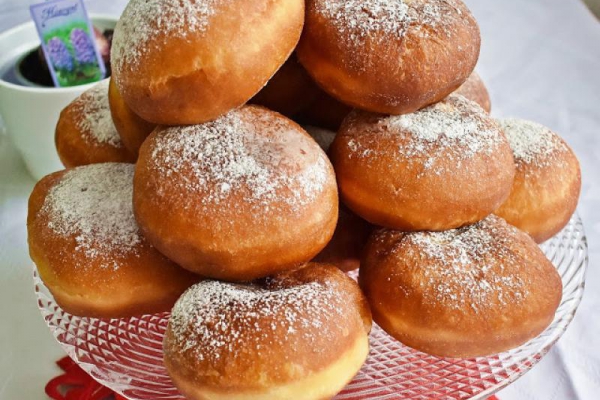 Tradycyjne pączki z marmoladą