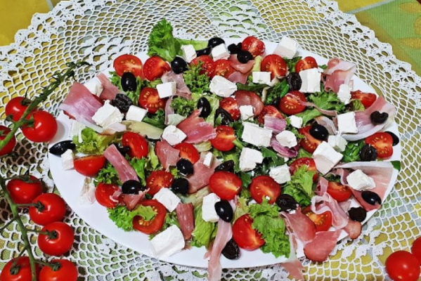 Sałatka z szynką szwardzwaldzką i serem feta