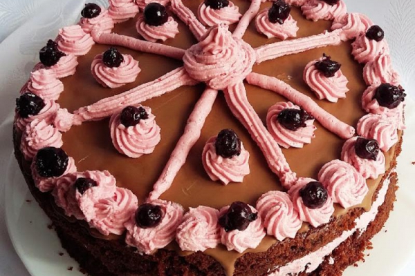 Tort czekoladowy z kabaczka z kremem z czarnej porzeczki