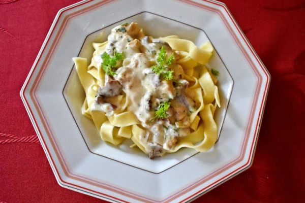 Makaron tagliatelle z kurczakiem w sosie kurkowym