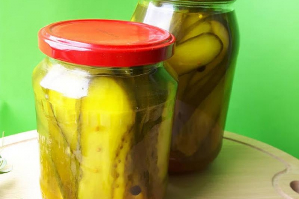 Ogórki kanapkowe z pastą curry i kurkumą