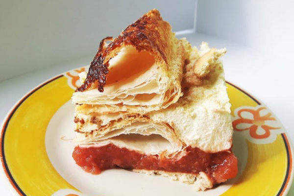 Ciasto z pianką śmietankową z mascarpone i frużeliną z rabarbaru