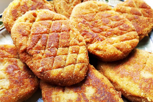 Pikantne kotlety ziemniaczane z kiełbasa i pieczarkami