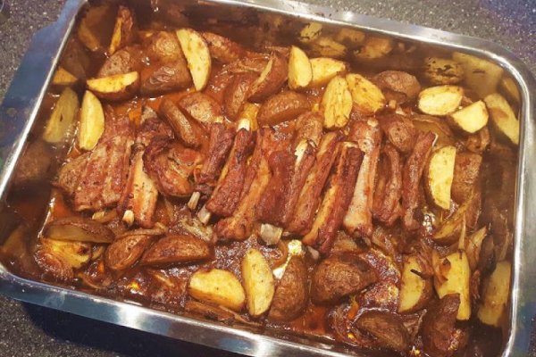 Żeberka pieczone z ziemniakami