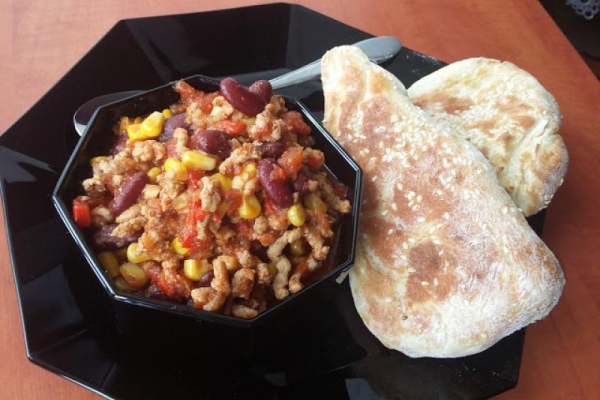 Chili con carne z chlebkami naan