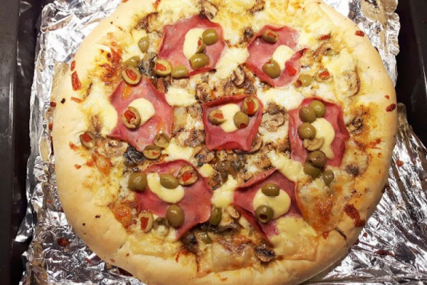 Pizza z szynką i pieczarkami