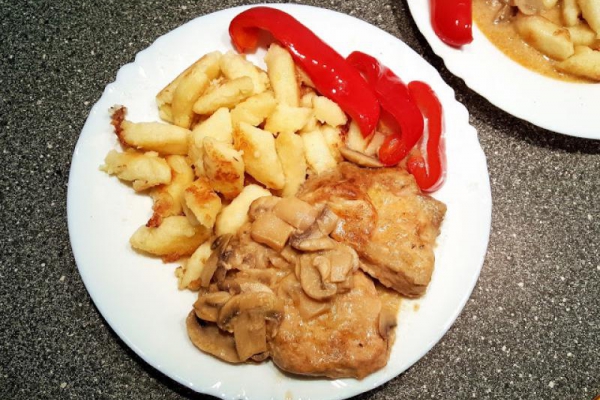 Schab w sosie pieczarkowym z kopytkami