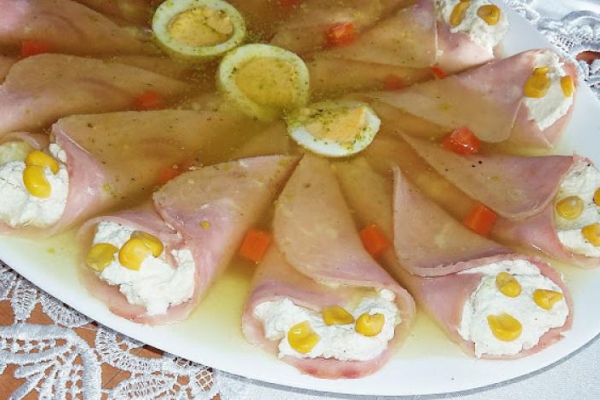 Roladki z szynki serkiem i chrzanem