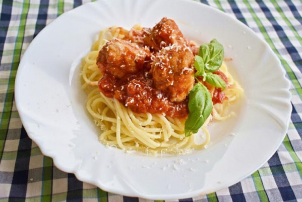 Spaghetti z klopsikami w sosie pomidorowym