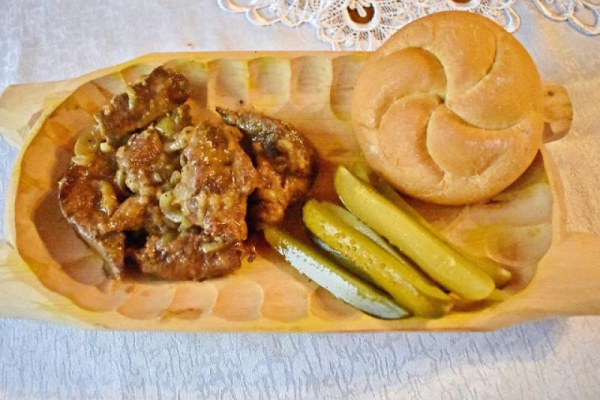 Wątróbka wieprzowa duszona z cebulką moczona w mleku