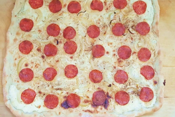 Flammkuchen z salami