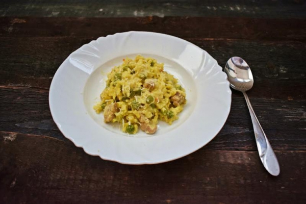 Risotto z szynką, groszkiem w kremowym sosie z serka i parmezanu