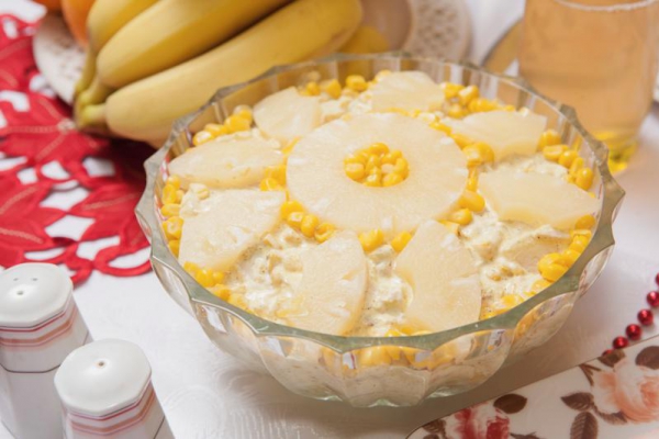 Sałatka z kurczakiem, ananasem i curry