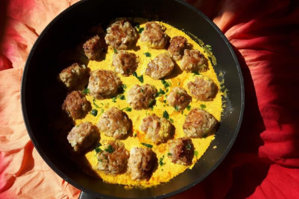 Wieprzowe klopsiki w sosie curry