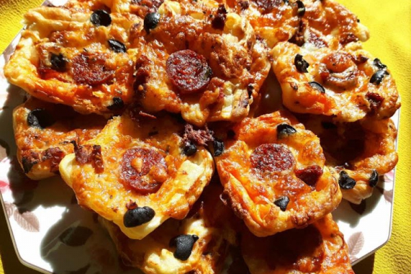 Przekąski z ciasta francuskiego i chorizo