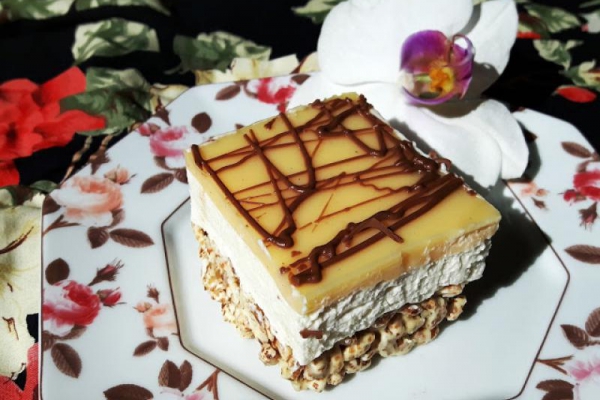 Ciasto na życie preparowanym z bitą śmietaną, mascarpone i advocatową polewą