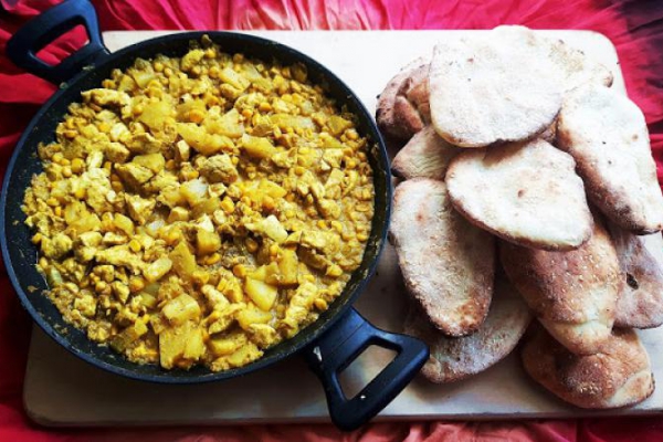 Curry z kurczaka z ananasem i chlebkami naan