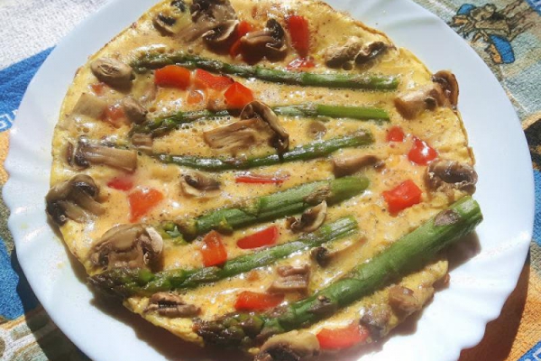 Omlet ze szparagami, pieczarkami i papryką