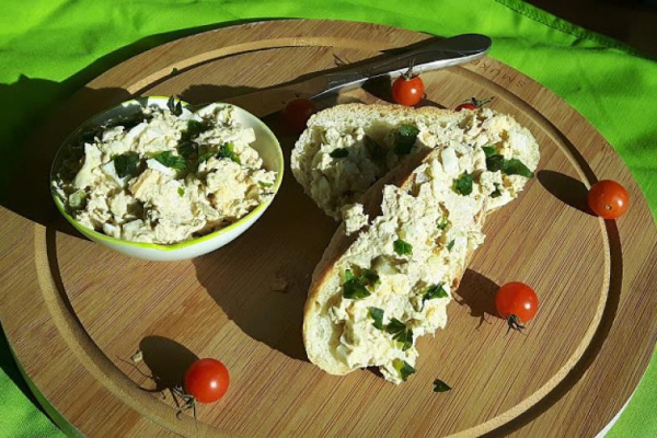 Pasta jajeczna z tuńczykiem i korniszonem