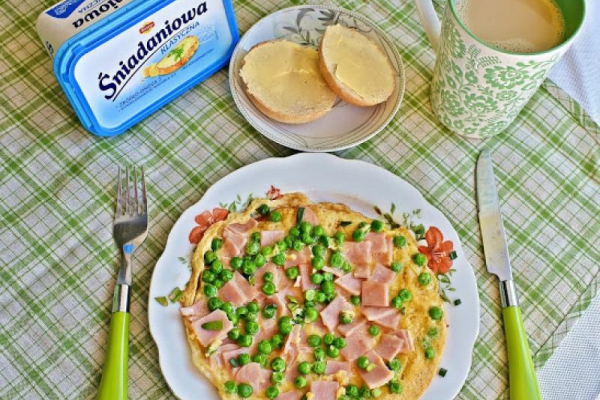 Omlet z szynką i groszkiem