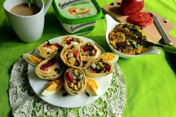 Tortilla śniadaniowa z pastą z kurczaka