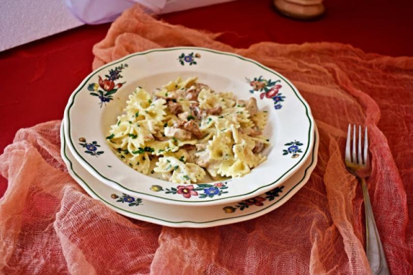 Farfalle w sosie kurkowym ze schabem
