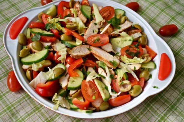 Fit sałatka z grillowaną piersią z kurczaka