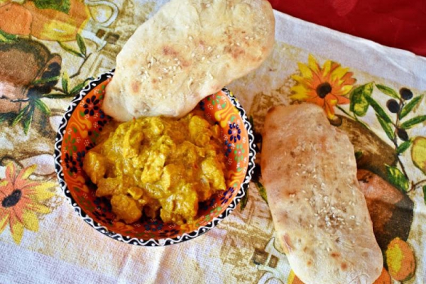 Kurczak curry z chlebkami naan
