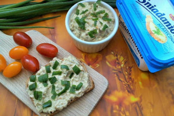 Pasta z pieczonej makreli z ogórkiem i koperkiem