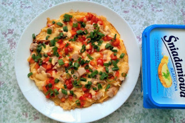 Śniadaniowy omlet jajeczny z warzywami
