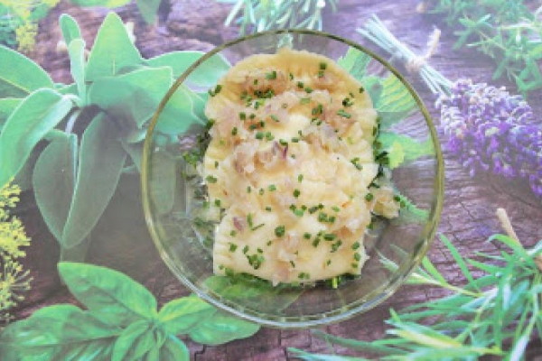 Pierogi z ziemniakami, fetą i cebulą
