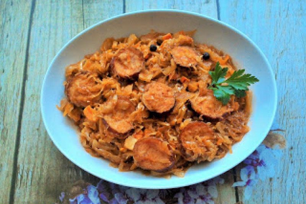 Bigos z kiszonej kapusty z kiełbaską