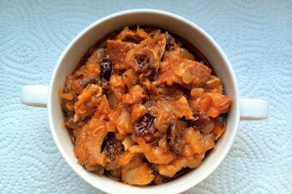 Bigos z suszoną żurawiną