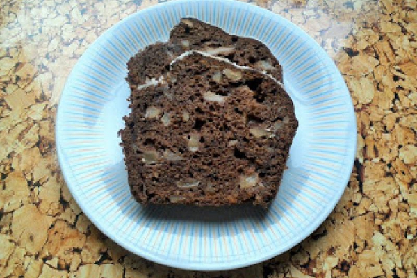Babka kakaowa z gruszką i orzechami