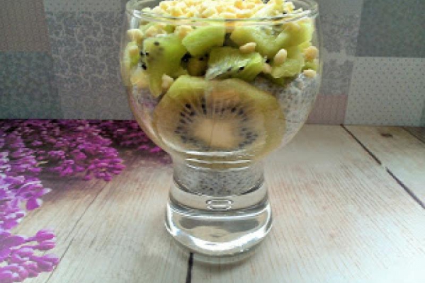 Pudding chia z kiwi i migdałami