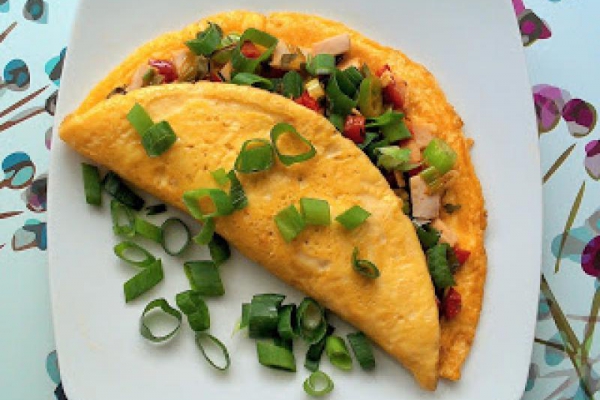 Omlet jajeczny z pieczoną piersią i papryką