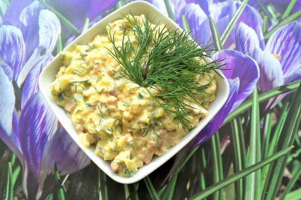 Pasta cukiniowa z kiełbasą i jajkami do chleba
