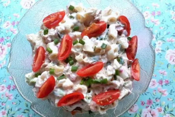 Sałatka makaronowa z tuńczykiem i pomidorkami